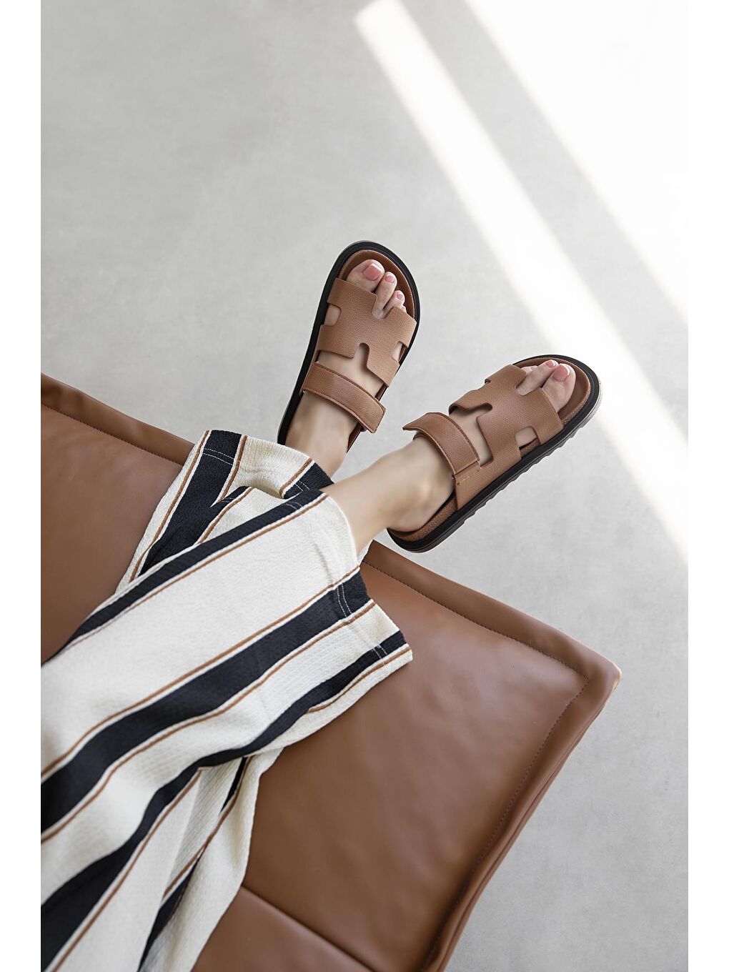 Kahverengi Pina Kadın  Cırt  Bantlı  Baskı  Deri  Terlik Taba