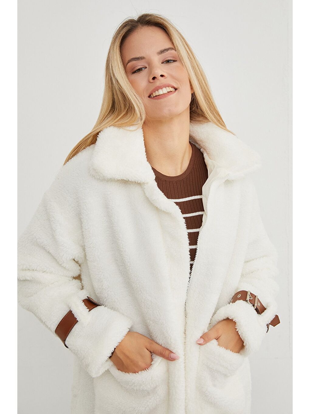 Kahverengi Kolları Tokalı Çift Cepli Pelüş Mont-3