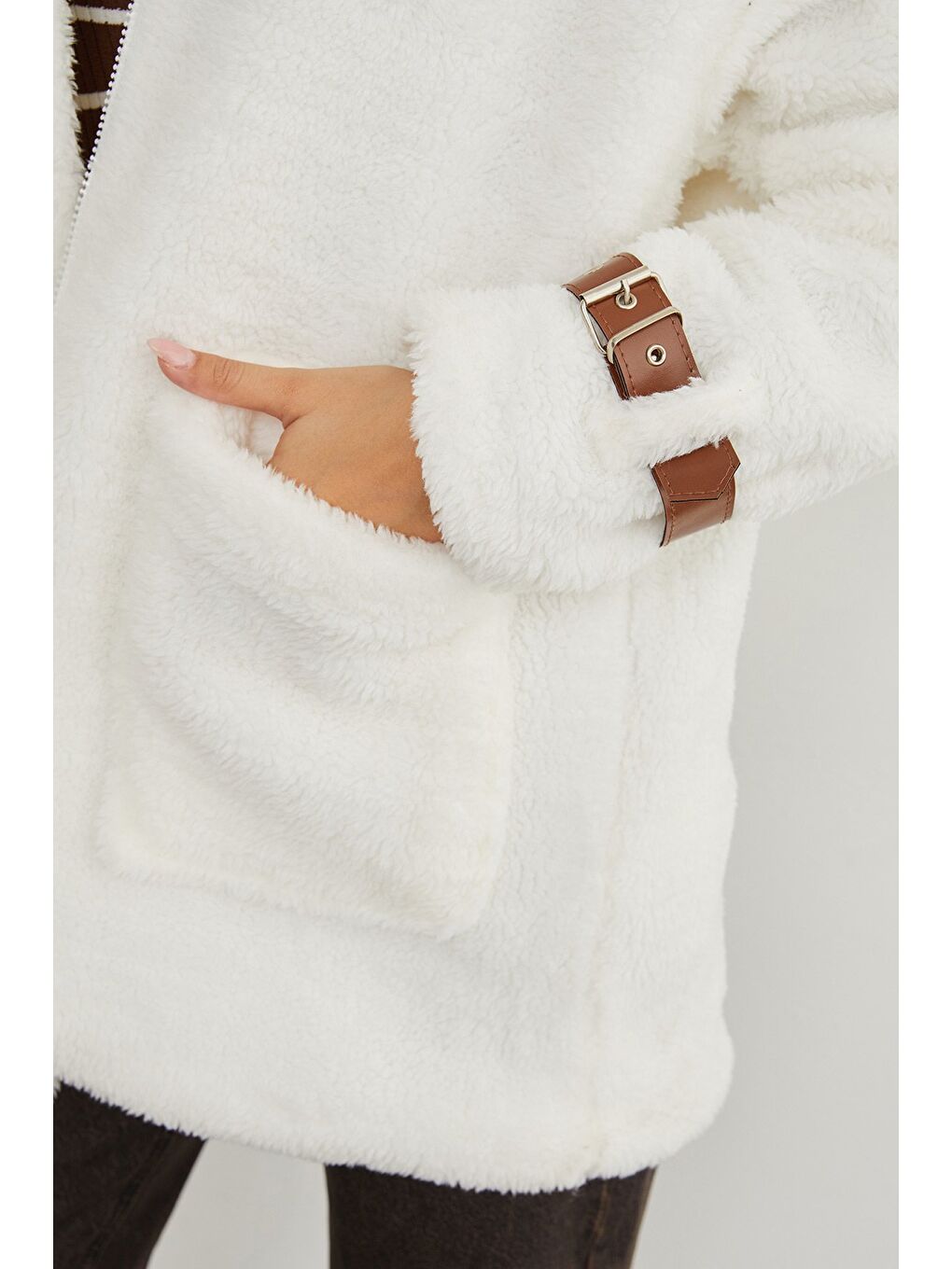 Kahverengi Kolları Tokalı Çift Cepli Pelüş Mont-4