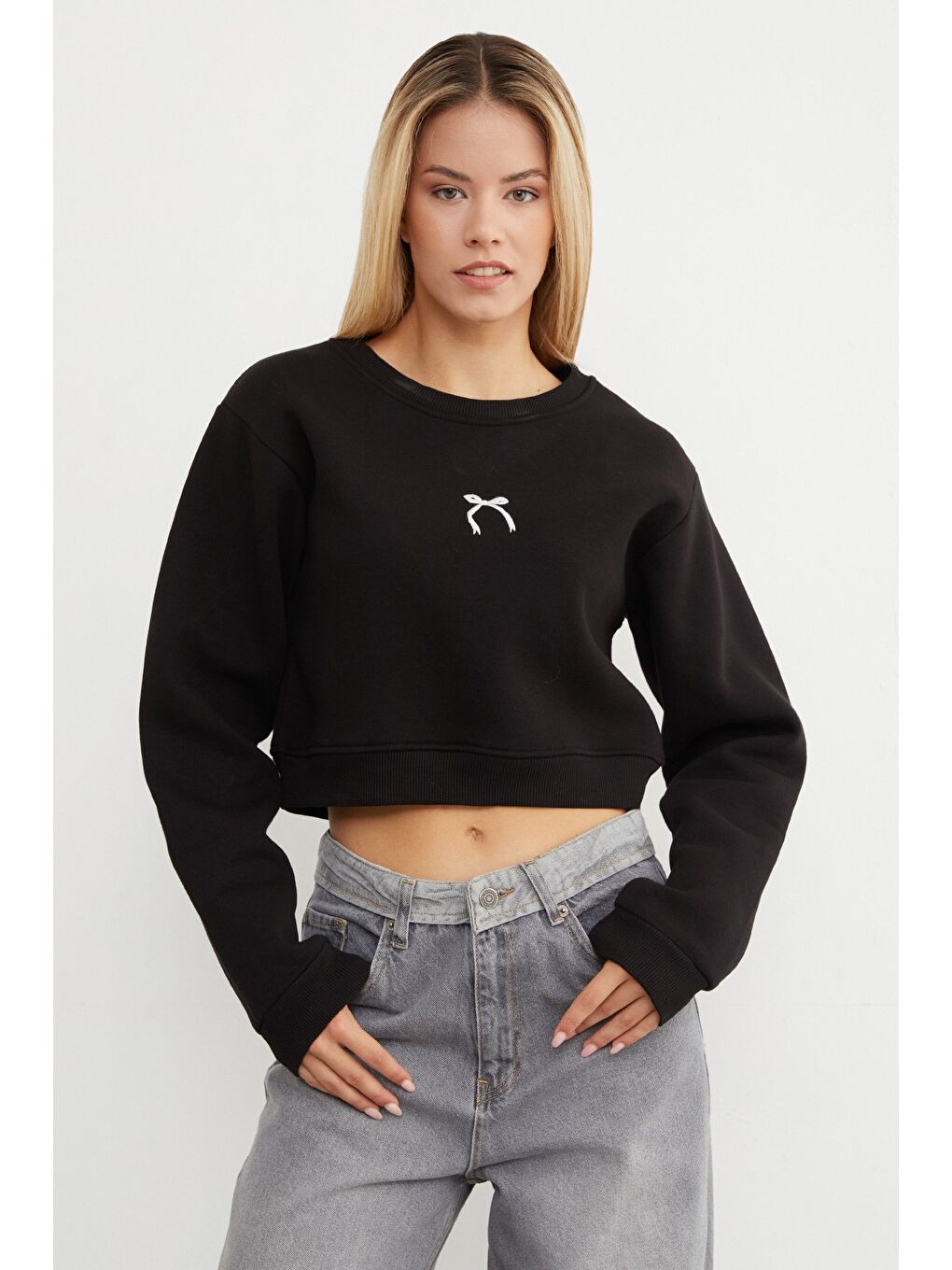 Siyah 3 İplik Fiyonk Nakışlı Crop Sweatshirt