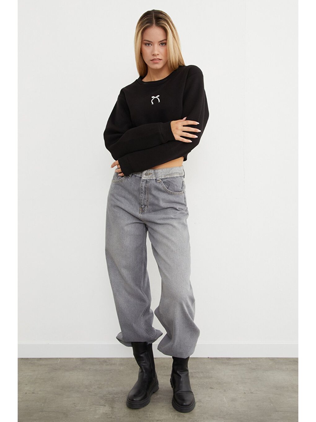 Siyah 3 İplik Fiyonk Nakışlı Crop Sweatshirt-1