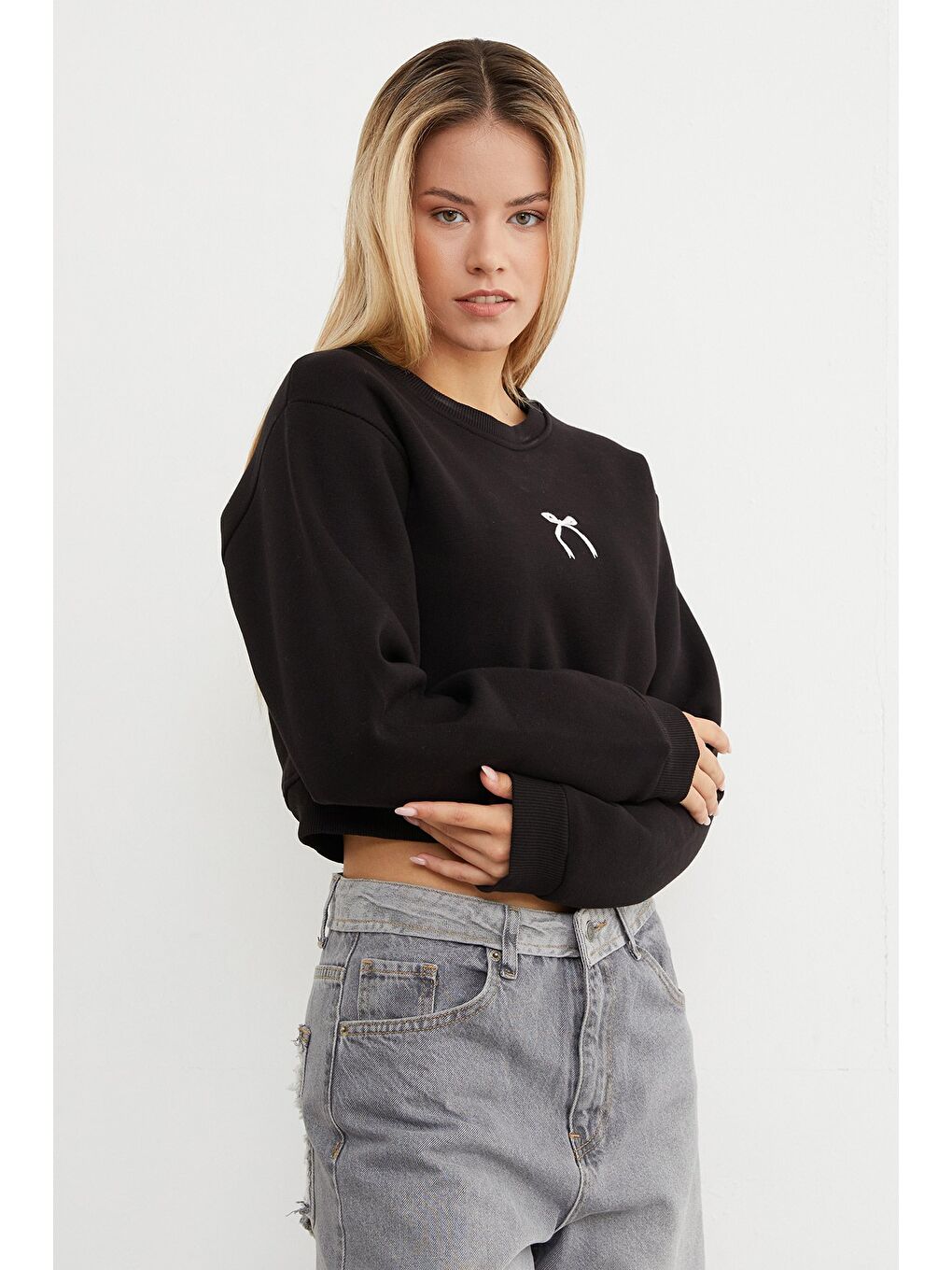 Siyah 3 İplik Fiyonk Nakışlı Crop Sweatshirt-2
