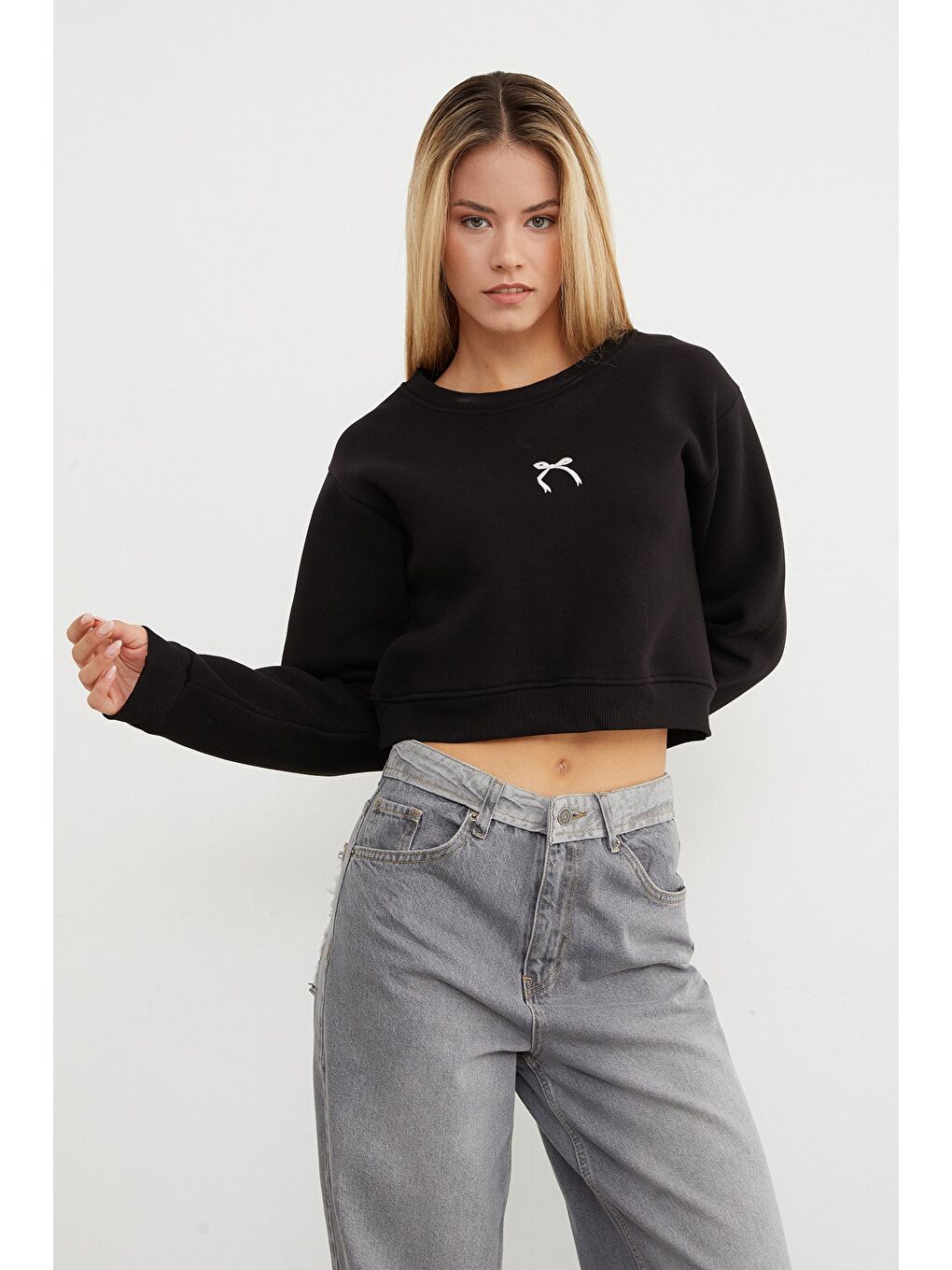 Siyah 3 İplik Fiyonk Nakışlı Crop Sweatshirt-3