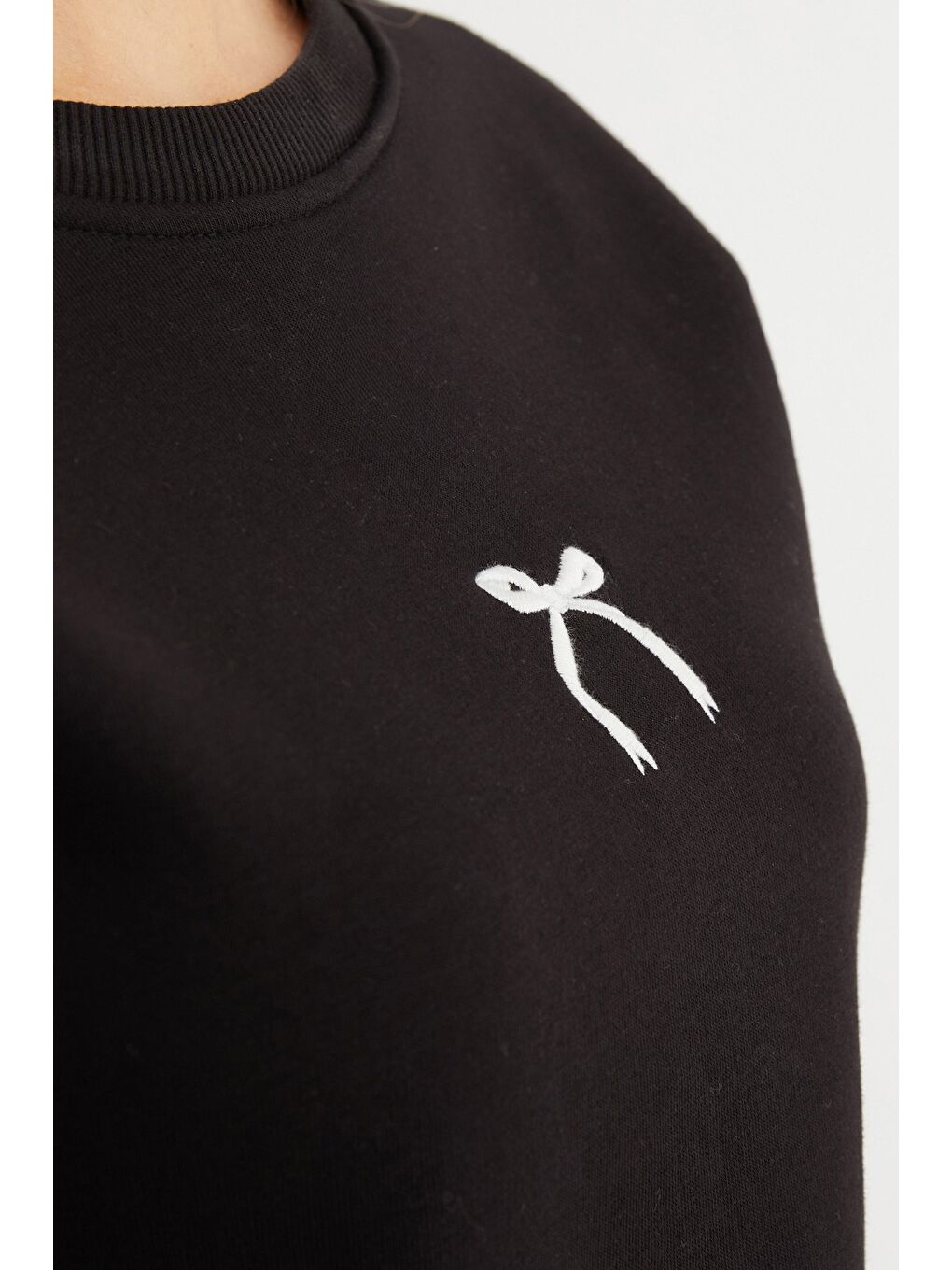 Siyah 3 İplik Fiyonk Nakışlı Crop Sweatshirt-4