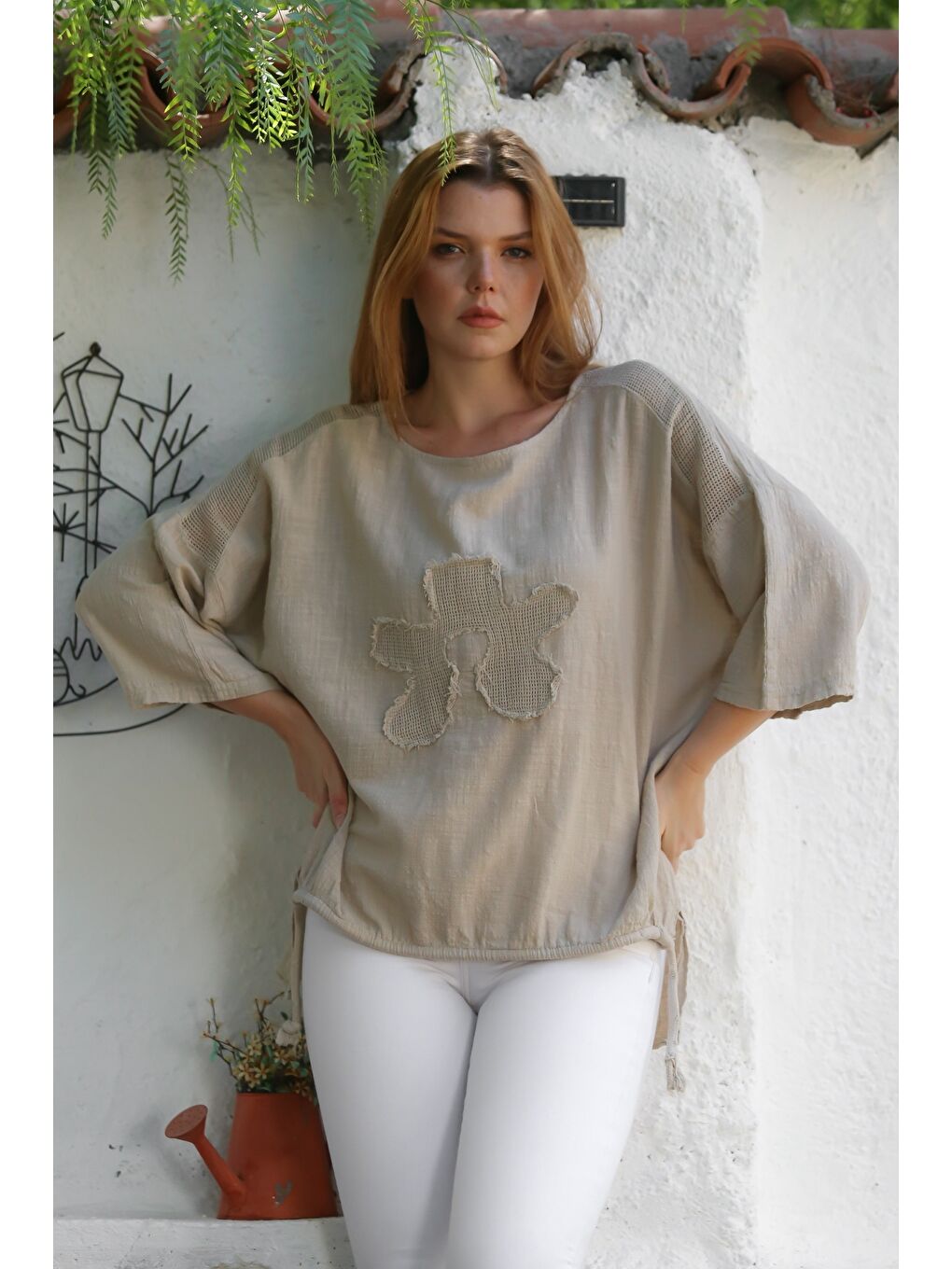 Organik Pamuk Bej Havuz Yaka 3/4 Kol File Detaylı Aplikeli Arkası Uzun Oversize Dokuma Bluz 70 68