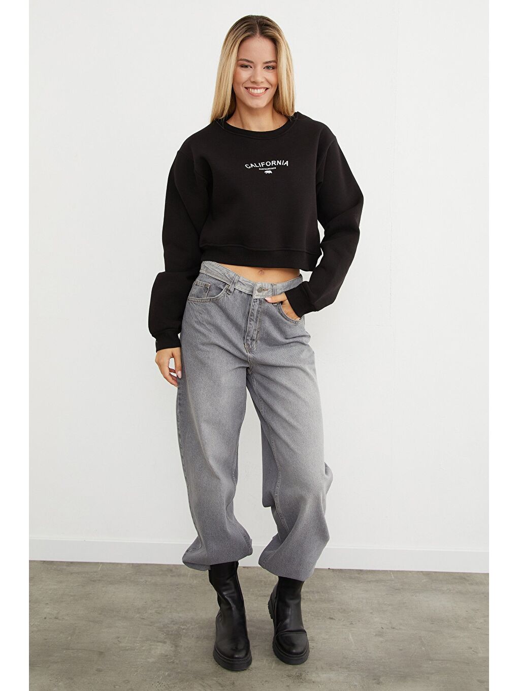 Siyah 3 İplik California Yazı Baskılı Crop Sweatshirt-1