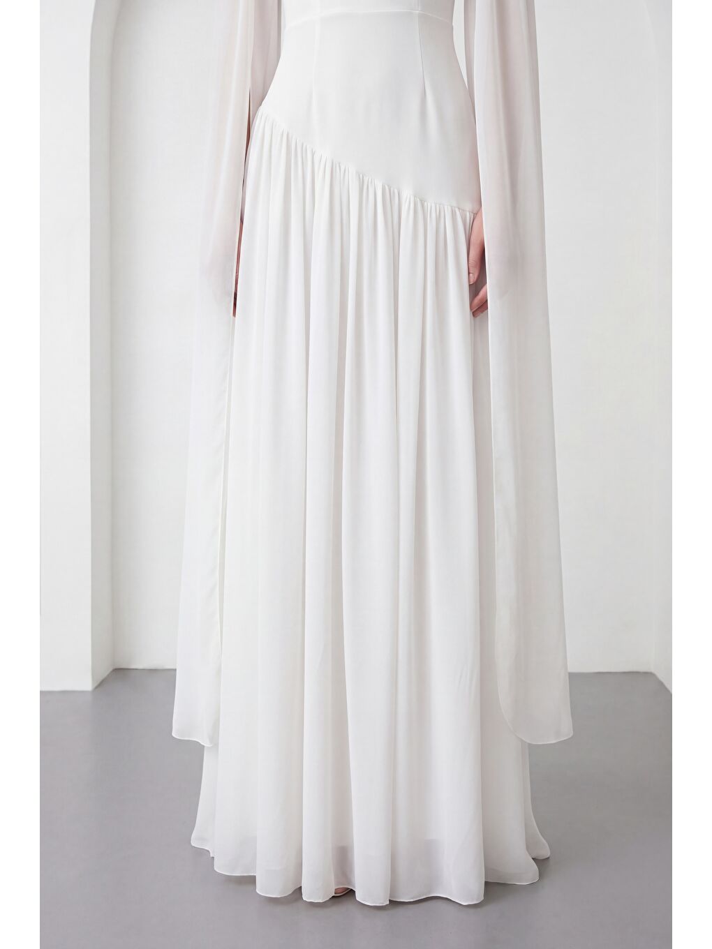 Kadın Beyaz Kolları Pelerinli Şifon Uzun Abiye Elbise-2
