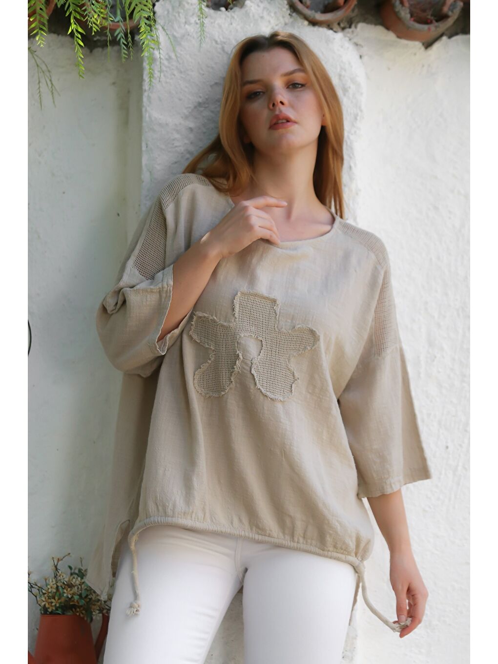 Organik Pamuk Bej Havuz Yaka 3/4 Kol File Detaylı Aplikeli Arkası Uzun Oversize Dokuma Bluz 70 68-2
