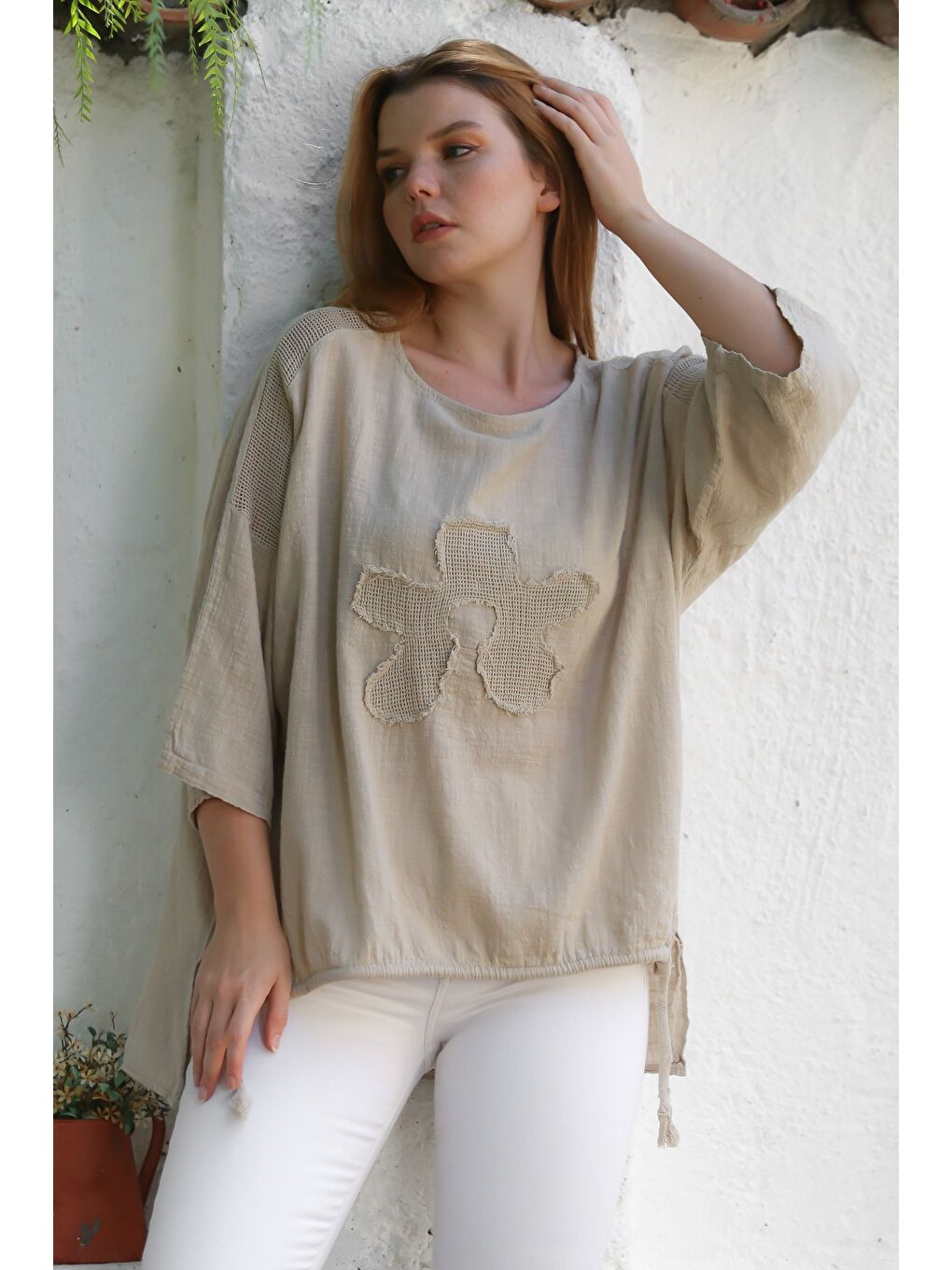 Organik Pamuk Bej Havuz Yaka 3/4 Kol File Detaylı Aplikeli Arkası Uzun Oversize Dokuma Bluz 70 68-3