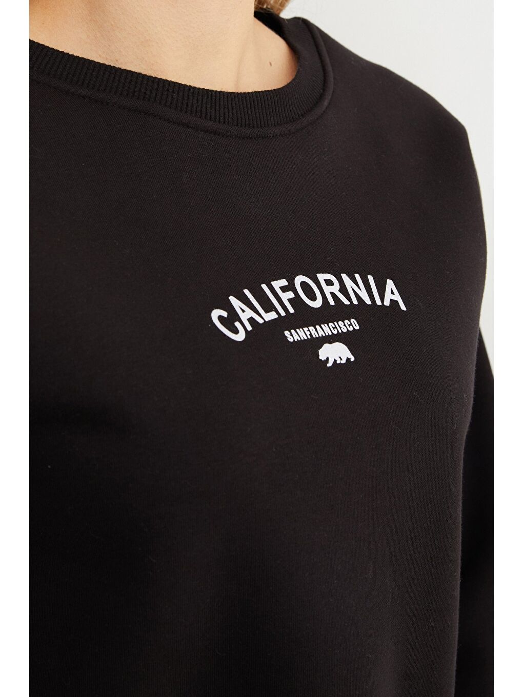 Siyah 3 İplik California Yazı Baskılı Crop Sweatshirt-3