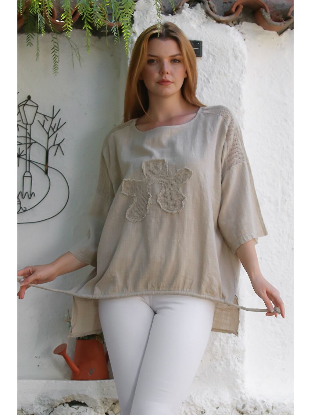 Organik Pamuk Bej Havuz Yaka 3/4 Kol File Detaylı Aplikeli Arkası Uzun Oversize Dokuma Bluz 70 68-5