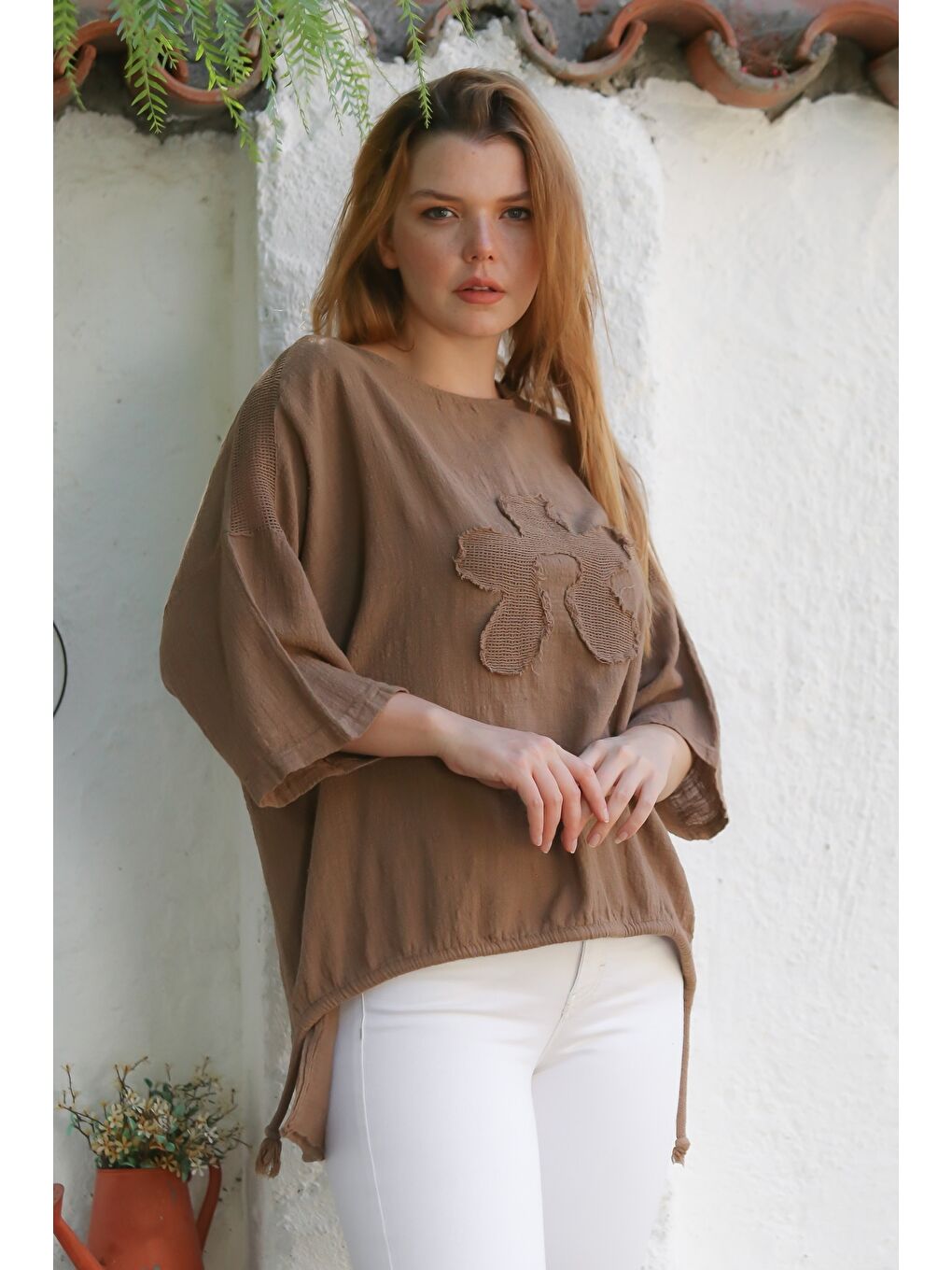 Organik Pamuk Kahverengi Havuz Yaka 3/4 Kol File Detaylı Aplikeli Arkası Uzun Dokuma Bluz 70 68