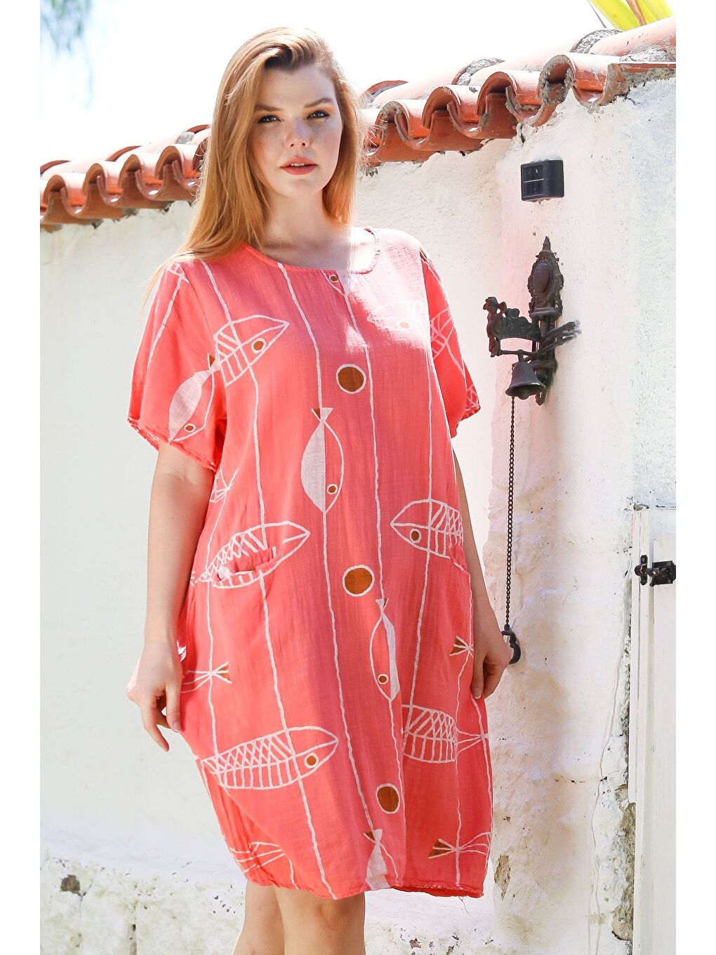 Kırmızı İtalyan Narçiçeği Havuz Yaka Kısa Kol Balık Desenli Casual Keten Görünümlü Dokuma Elbise 100 60-2