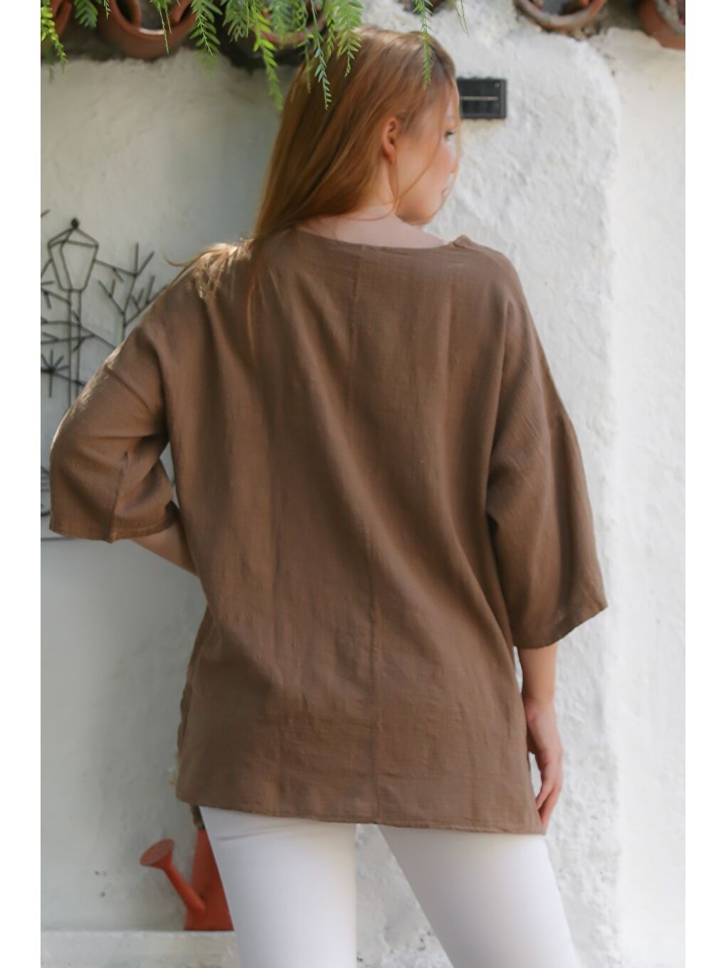 Organik Pamuk Kahverengi Havuz Yaka 3/4 Kol File Detaylı Aplikeli Arkası Uzun Dokuma Bluz 70 68-1