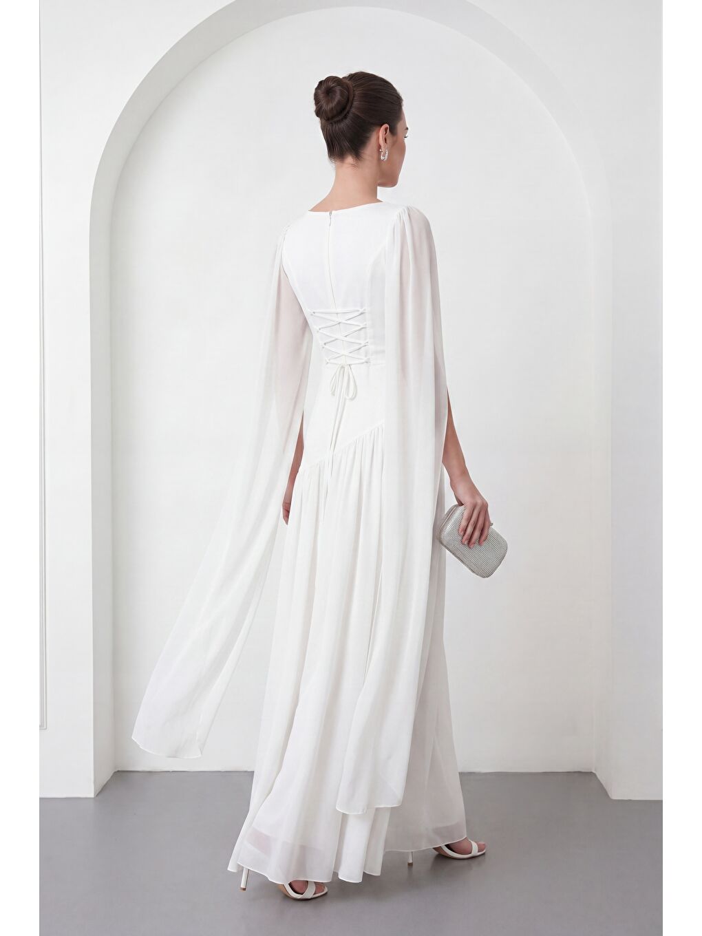 Kadın Beyaz Kolları Pelerinli Şifon Uzun Abiye Elbise-5