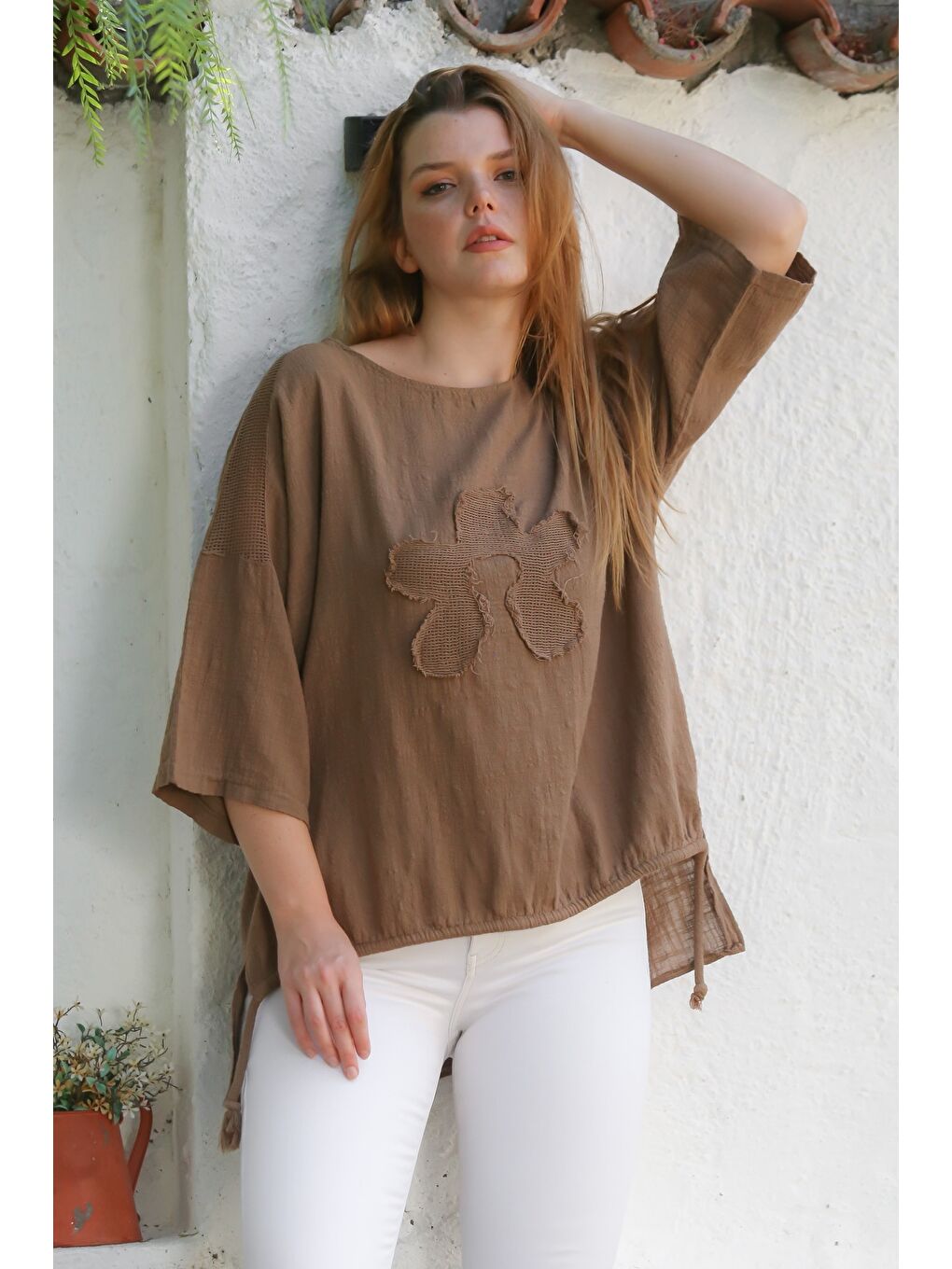 Organik Pamuk Kahverengi Havuz Yaka 3/4 Kol File Detaylı Aplikeli Arkası Uzun Dokuma Bluz 70 68-2