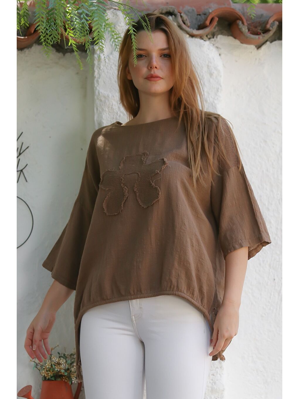Organik Pamuk Kahverengi Havuz Yaka 3/4 Kol File Detaylı Aplikeli Arkası Uzun Dokuma Bluz 70 68-3