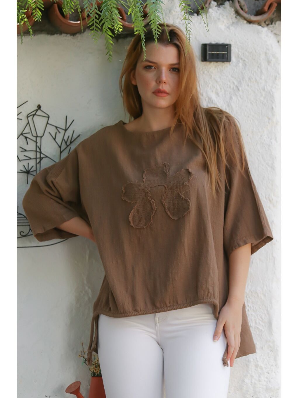 Organik Pamuk Kahverengi Havuz Yaka 3/4 Kol File Detaylı Aplikeli Arkası Uzun Dokuma Bluz 70 68-4