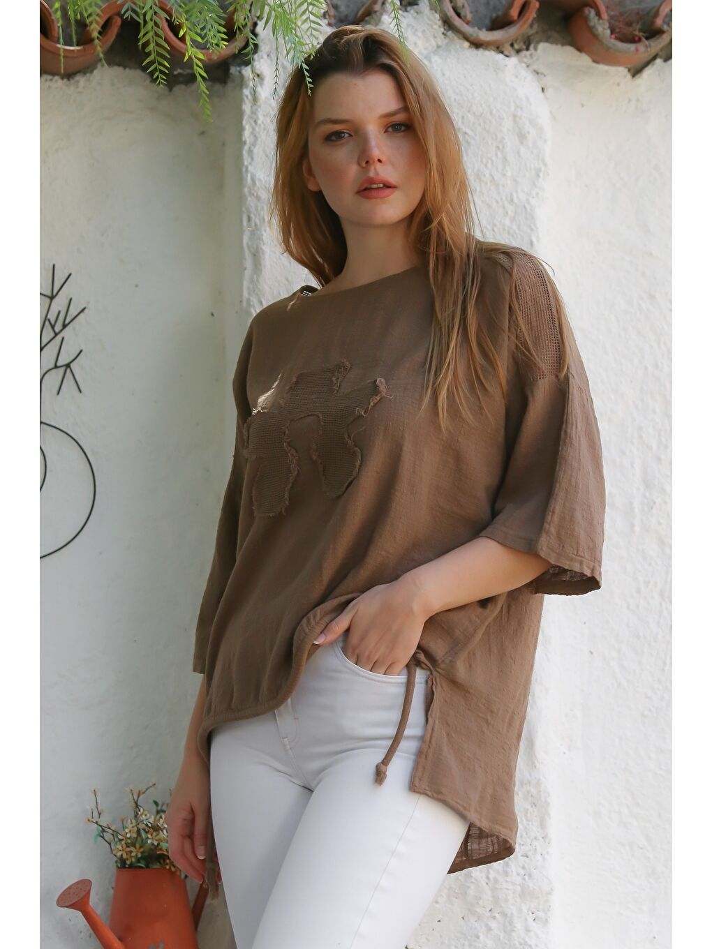 Organik Pamuk Kahverengi Havuz Yaka 3/4 Kol File Detaylı Aplikeli Arkası Uzun Dokuma Bluz 70 68-5