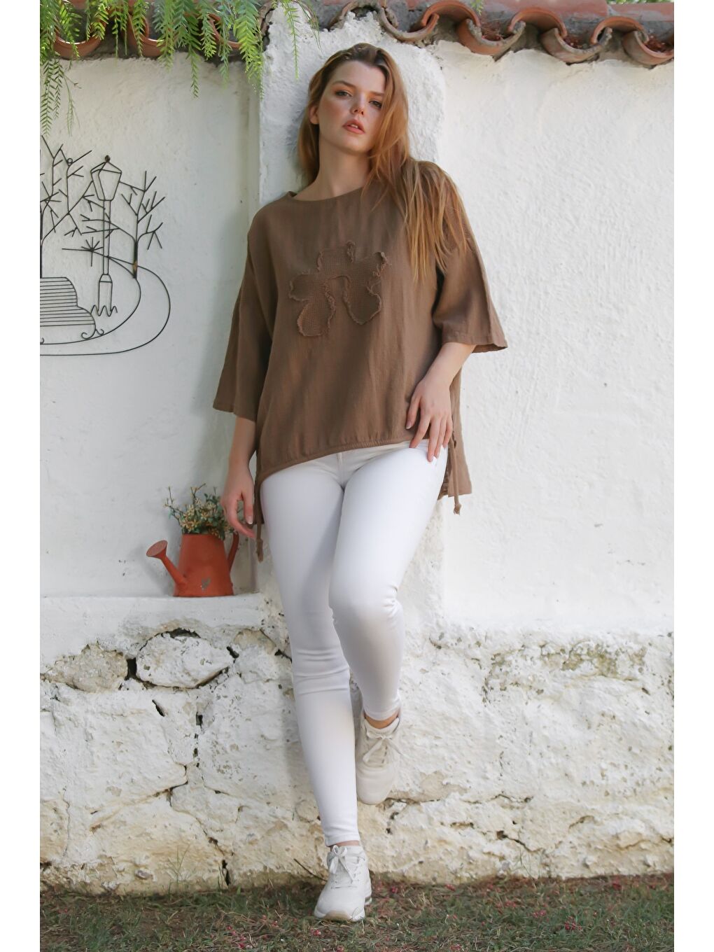 Organik Pamuk Kahverengi Havuz Yaka 3/4 Kol File Detaylı Aplikeli Arkası Uzun Dokuma Bluz 70 68-6