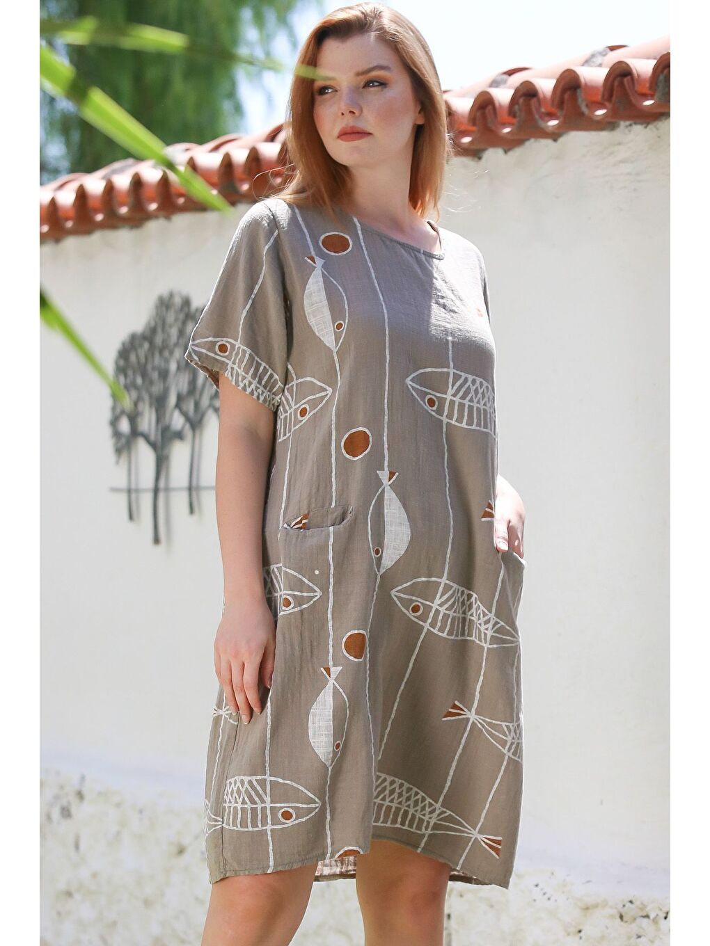 İtalyan Koyu Bej Havuz Yaka Kısa Kol Balık Desenli Casual Keten Görünümlü Dokuma Elbise 100 60