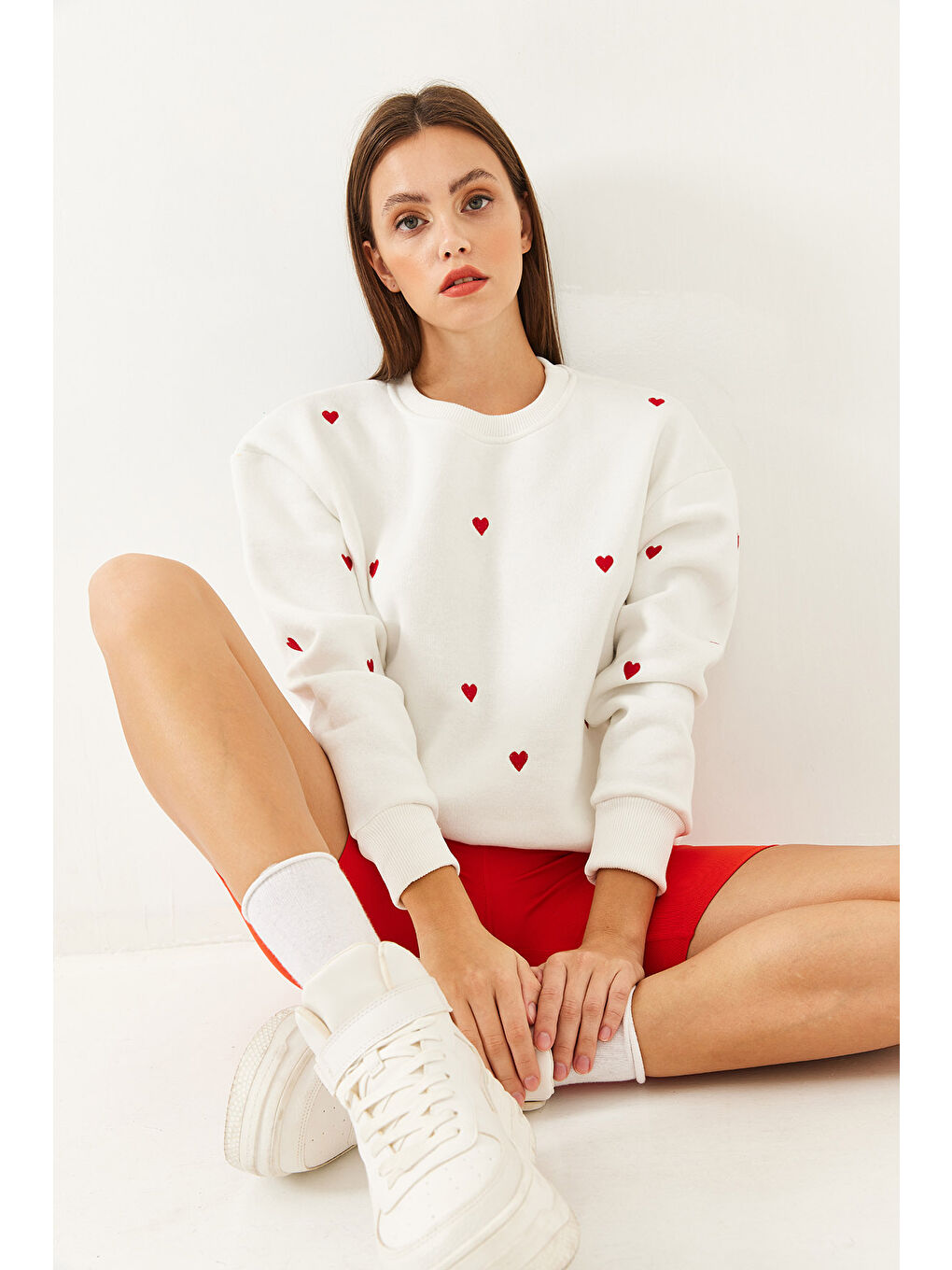 Ekru Kadın Kalp Nakışlı Sweatshirt MBHS-1