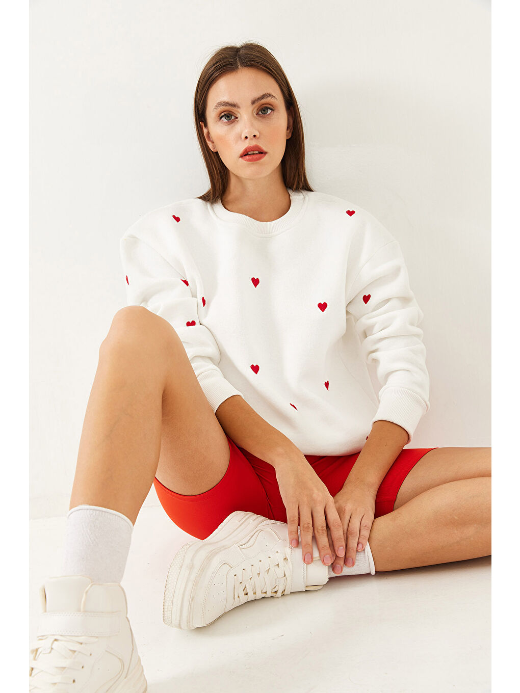 Ekru Kadın Kalp Nakışlı Sweatshirt MBHS-4