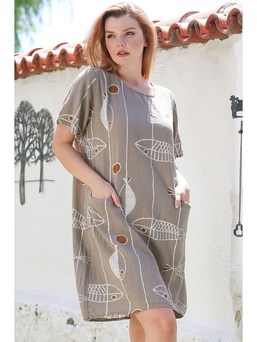 İtalyan Koyu Bej Havuz Yaka Kısa Kol Balık Desenli Casual Keten Görünümlü Dokuma Elbise 100 60-2