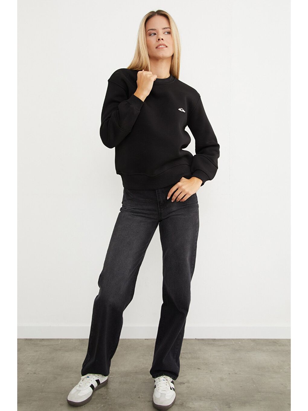 Siyah 3 İplik Metal Aksesuarlı Bisiklet Yaka Sweatshirt-4