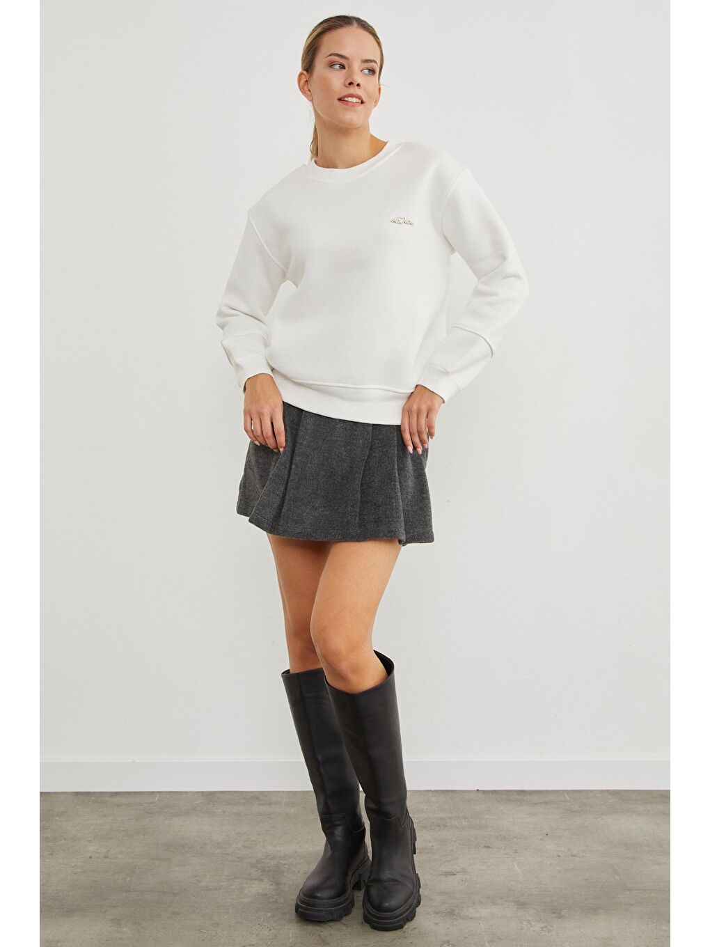 Ekru 3 İplik Metal Aksesuarlı Bisiklet Yaka Sweatshirt-2