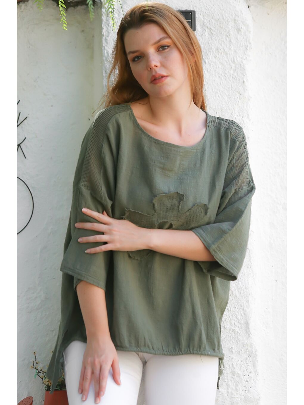 Organik Pamuk Haki Havuz Yaka 3/4 Kol File Detaylı Aplikeli Arkası Uzun Oversize Dokuma Bluz 70 68-5