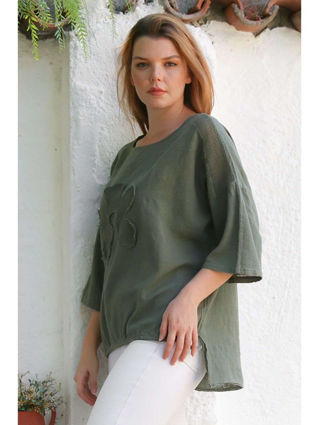 Organik Pamuk Haki Havuz Yaka 3/4 Kol File Detaylı Aplikeli Arkası Uzun Oversize Dokuma Bluz 70 68-6