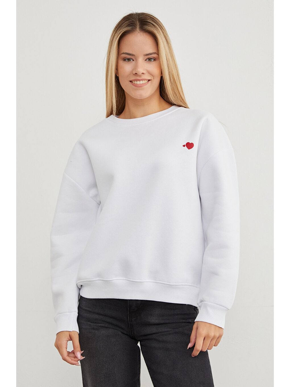 Beyaz 3 İplik Kalp Baskılı Bisiklet Yaka Sweatshirt