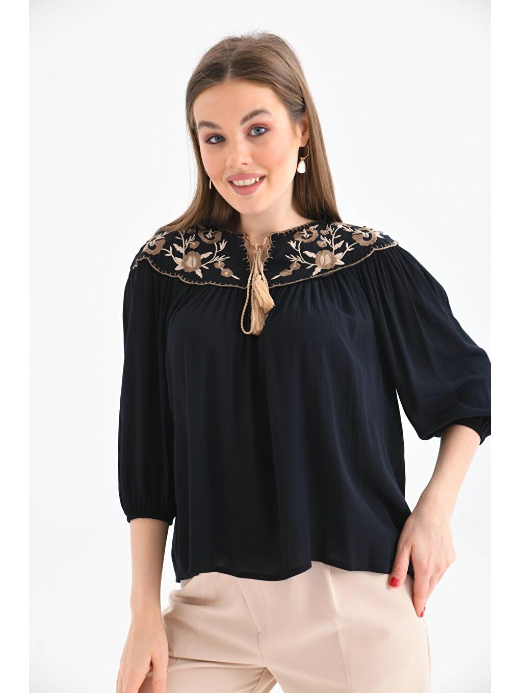Siyah Kadın Bağlama Detay Nakışlı Salaş Bluz-1