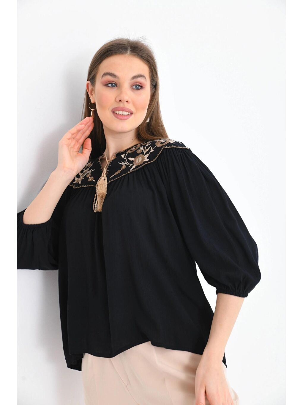 Siyah Kadın Bağlama Detay Nakışlı Salaş Bluz-2