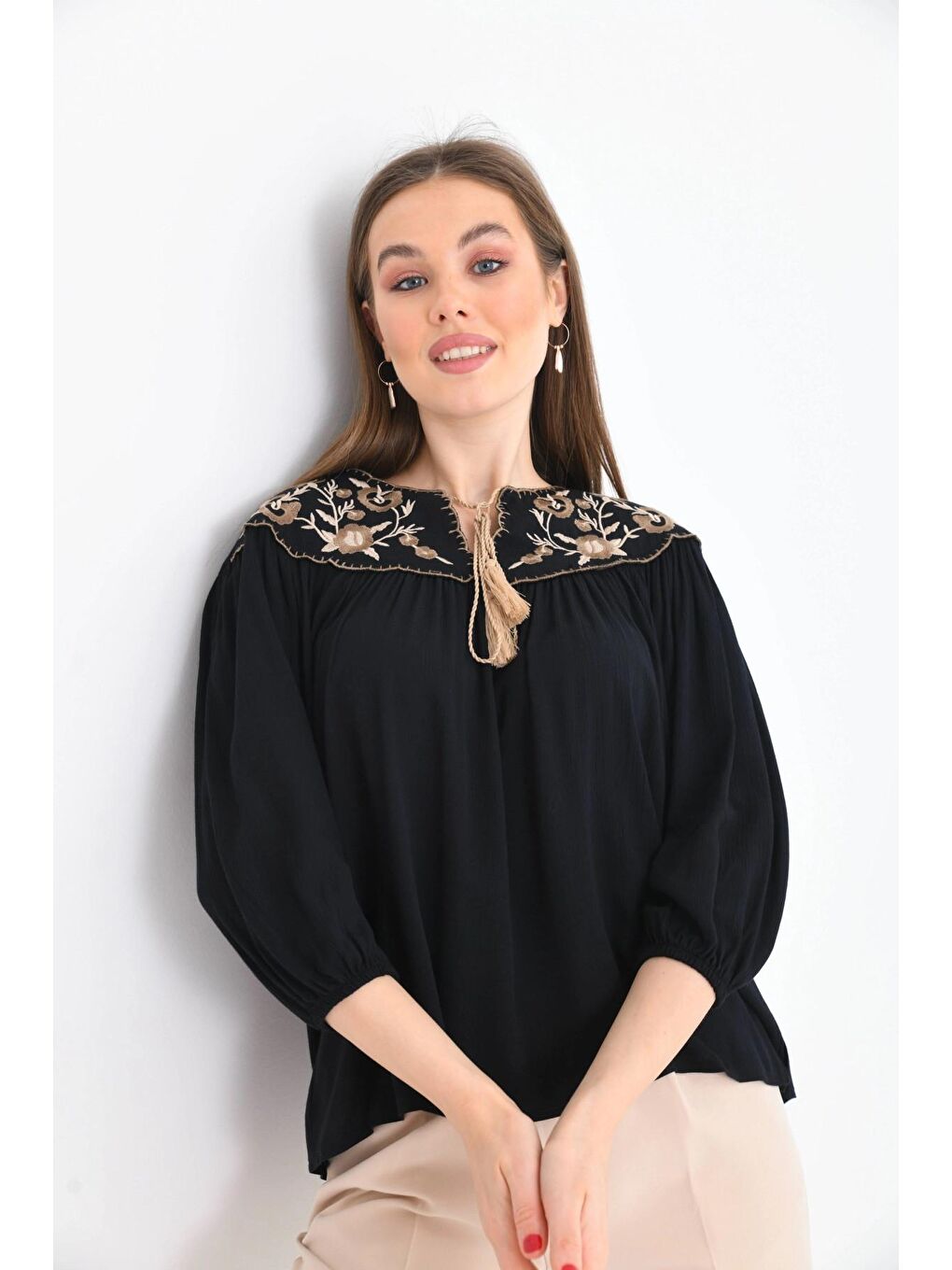 Siyah Kadın Bağlama Detay Nakışlı Salaş Bluz-3