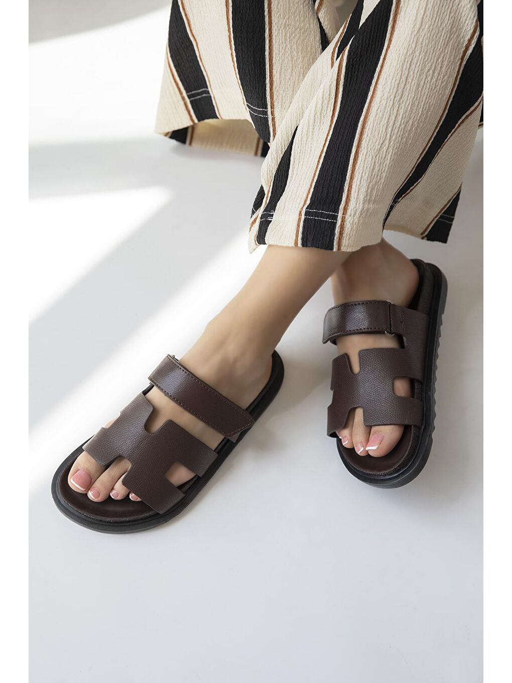 Kahverengi Pina Kadın  Cırt  Bantlı  Baskı  Deri  Terlik Kahve-1