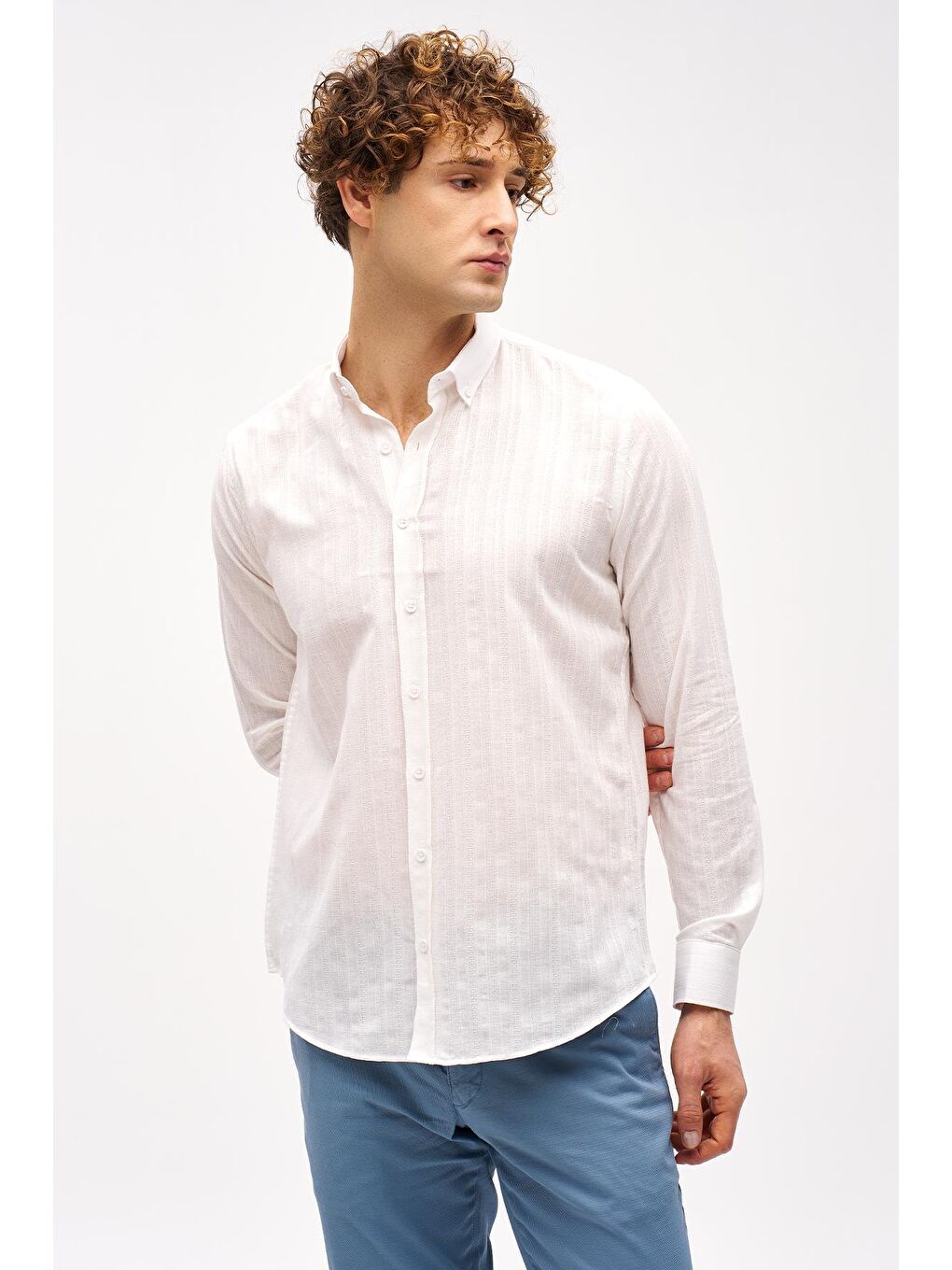 Beyaz Dynamic Fit  Düğmeli Yaka Çizgili Uzun Kollu Cepsiz %100 Pamuk Gömlek