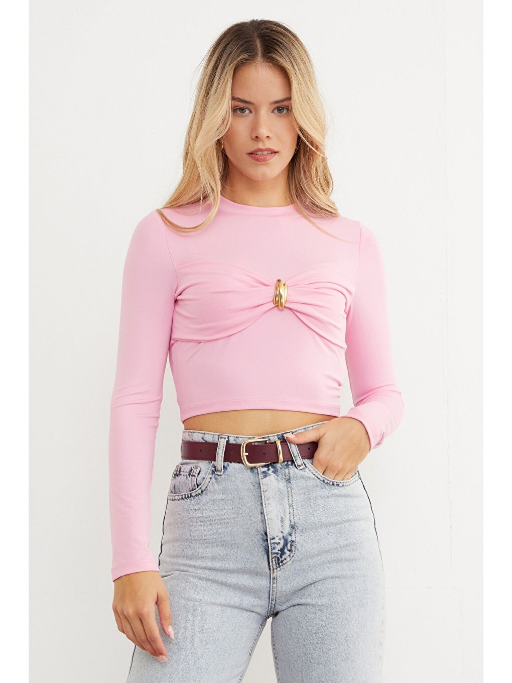Pembe Önü Düğümlü Toka Aksesuarlı Bluz