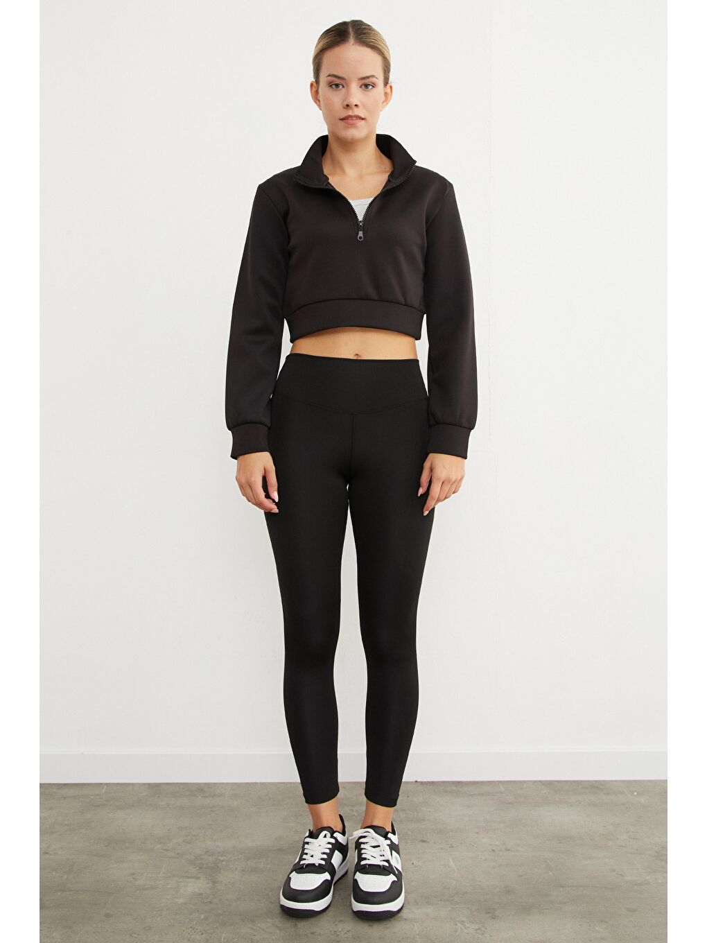 Siyah Yarım Fermuarlı  Dik Yaka Crop Sweatshirt-1