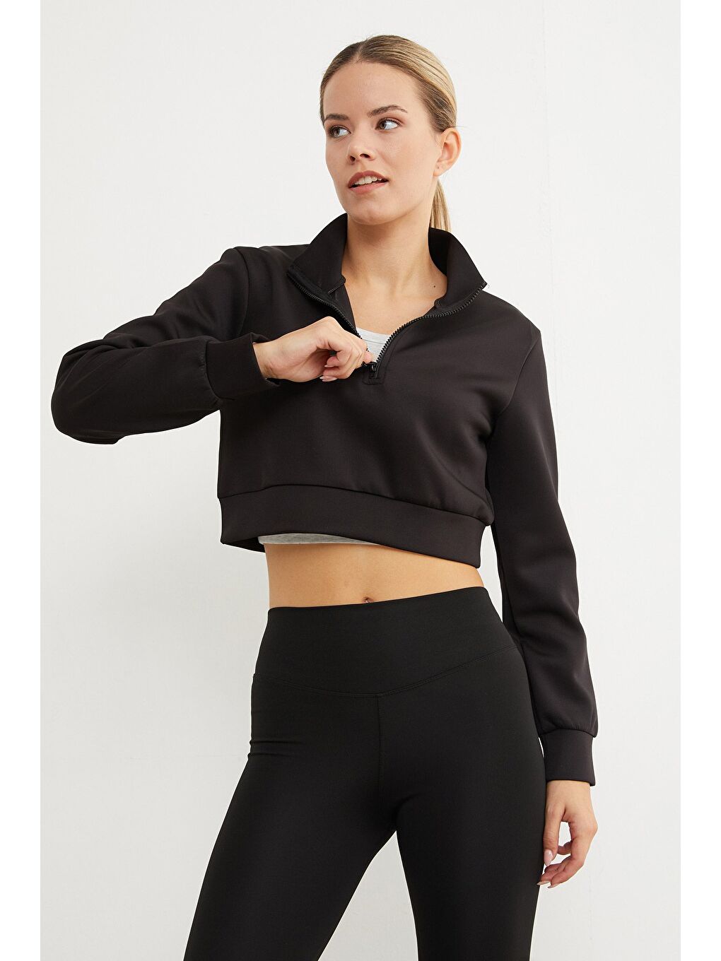 Siyah Yarım Fermuarlı  Dik Yaka Crop Sweatshirt-2