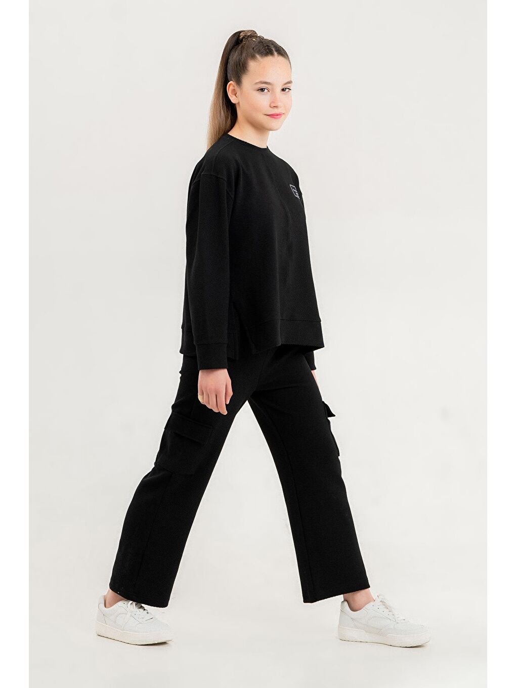 Siyah Bisiklet Yaka Kız Çocuk Yırtmaç Detaylı Kargo Cepli Eşofman Takımı-2