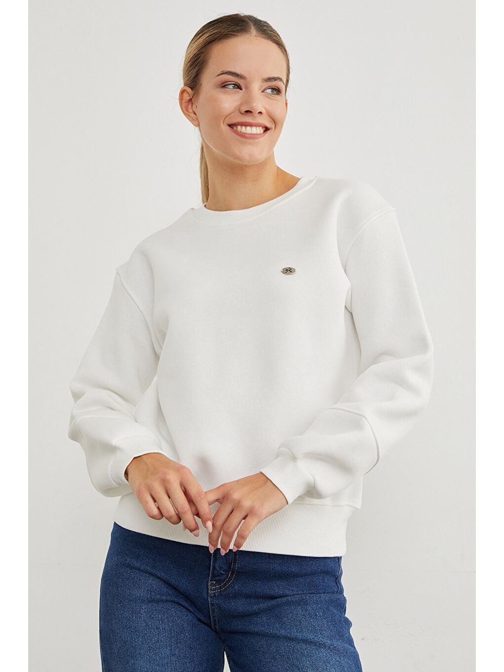 Beyaz 3 İplik Metal Aksesuar Detaylı Sweatshirt