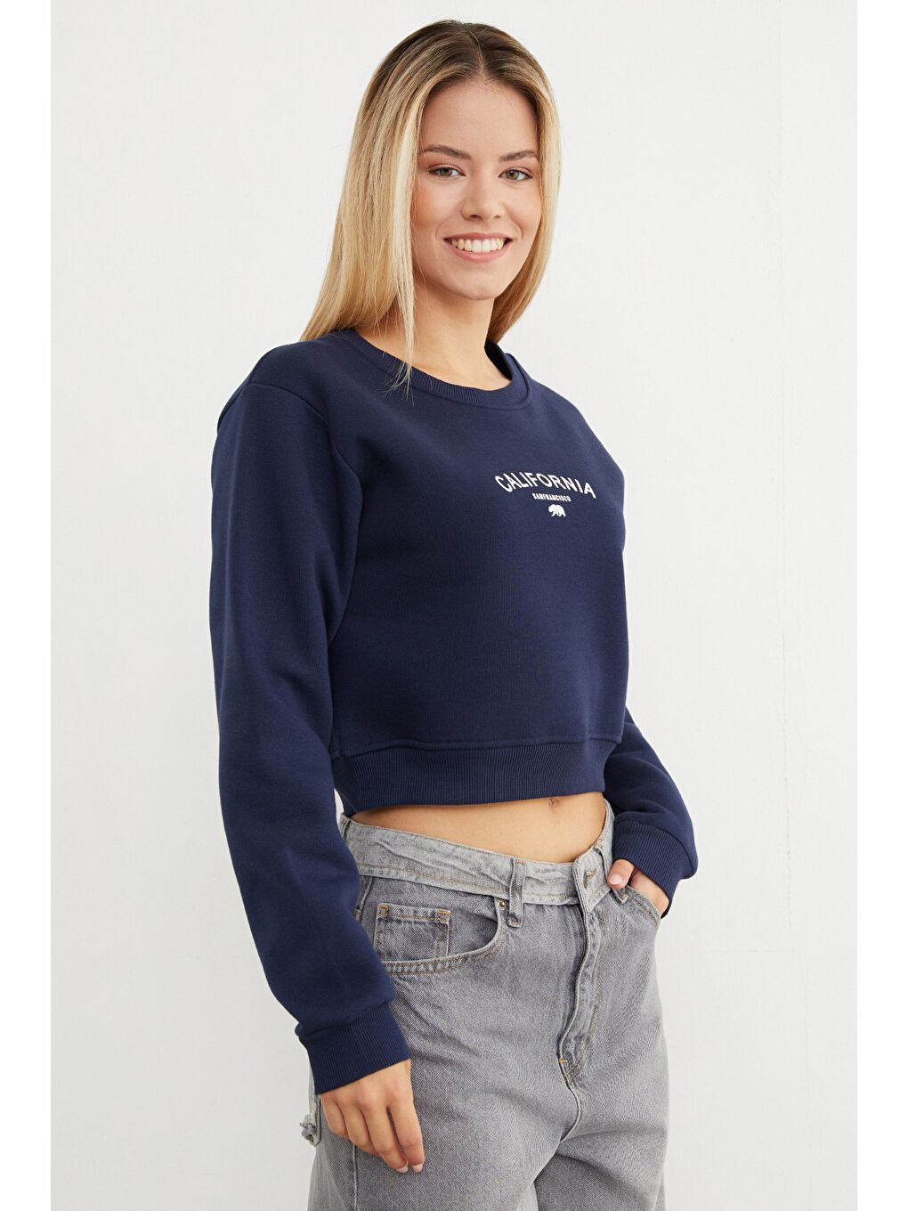 Lacivert 3 İplik California Yazı Baskılı Crop Sweatshirt-1