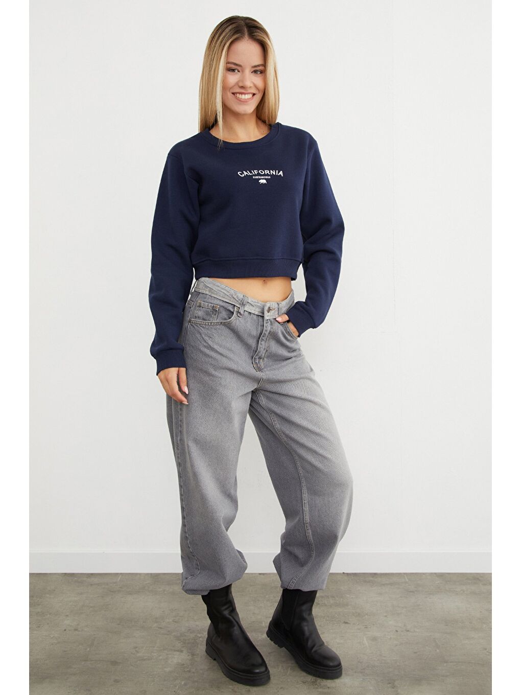 Lacivert 3 İplik California Yazı Baskılı Crop Sweatshirt-2