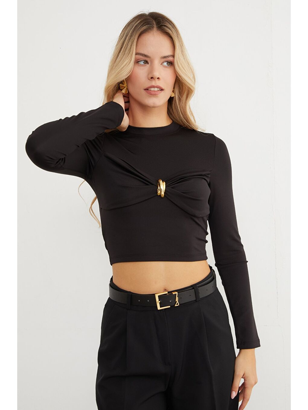 Siyah Önü Düğümlü Toka Aksesuarlı Bluz