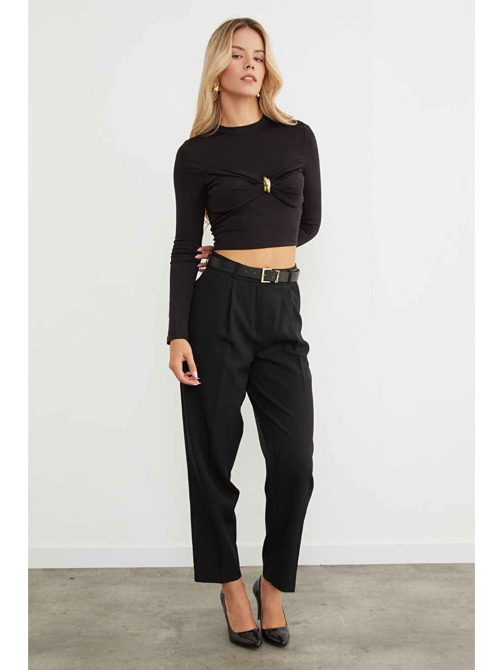 Siyah Önü Düğümlü Toka Aksesuarlı Bluz-1