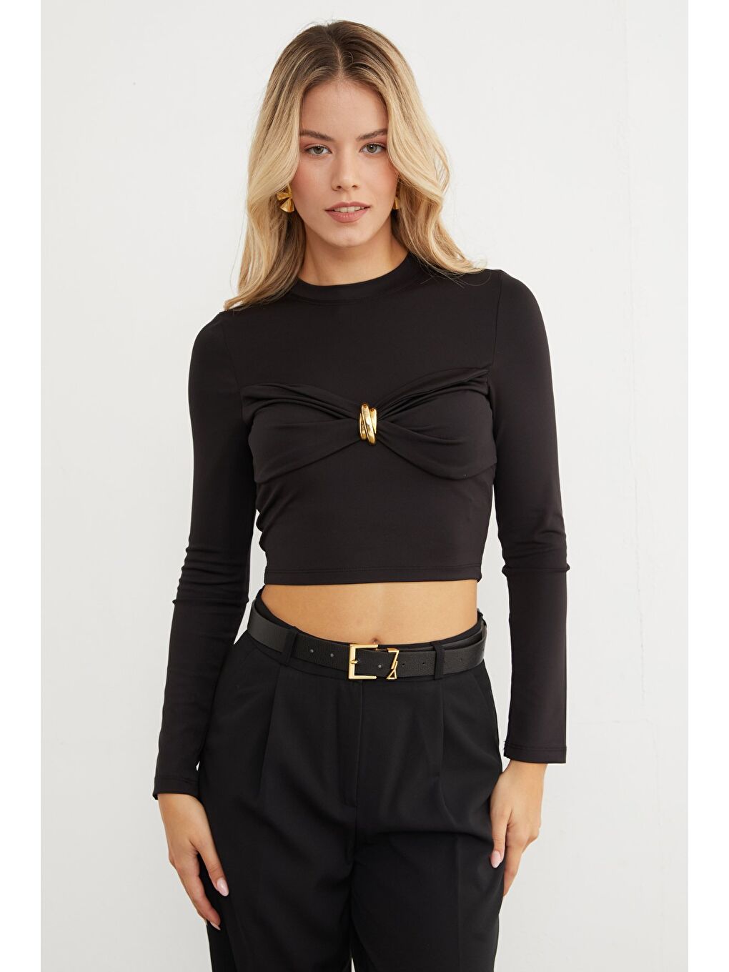 Siyah Önü Düğümlü Toka Aksesuarlı Bluz-2