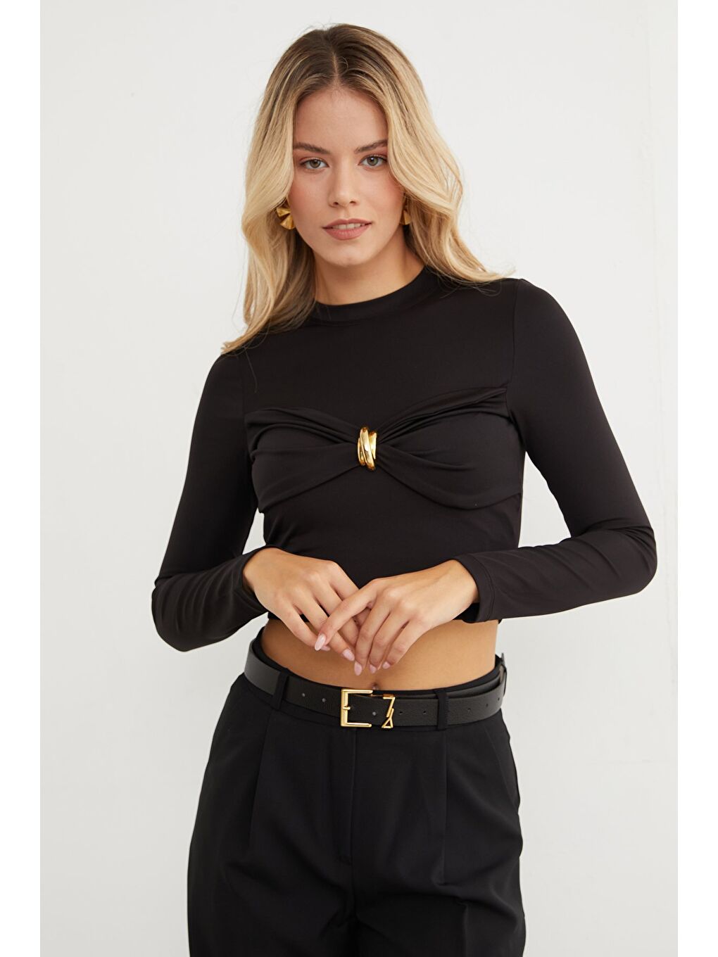 Siyah Önü Düğümlü Toka Aksesuarlı Bluz-3