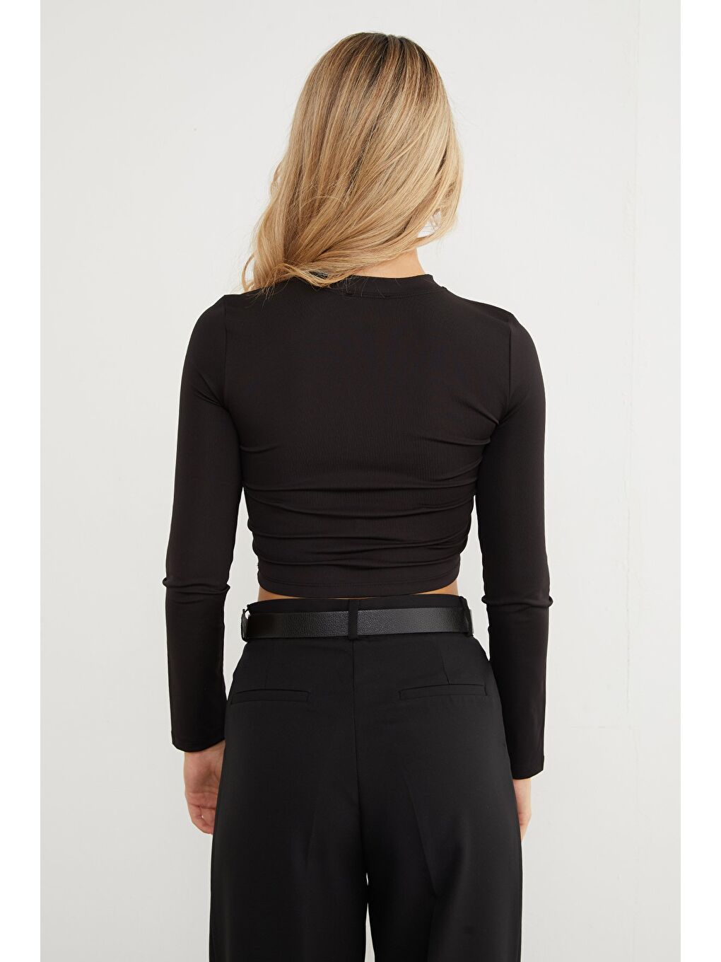 Siyah Önü Düğümlü Toka Aksesuarlı Bluz-4